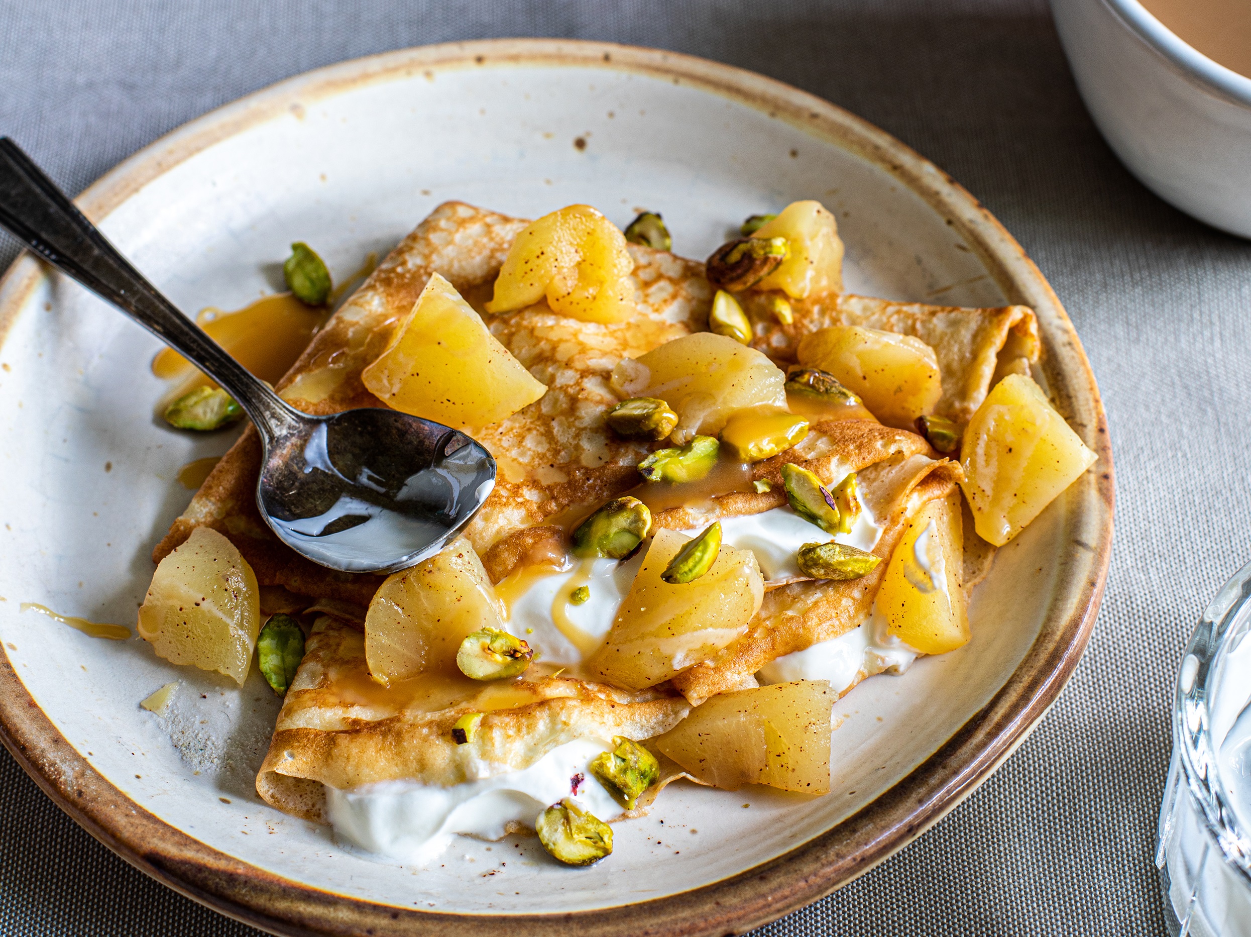 Vanilla, Spicy Apples & Pistachios Pancakes | Natrel