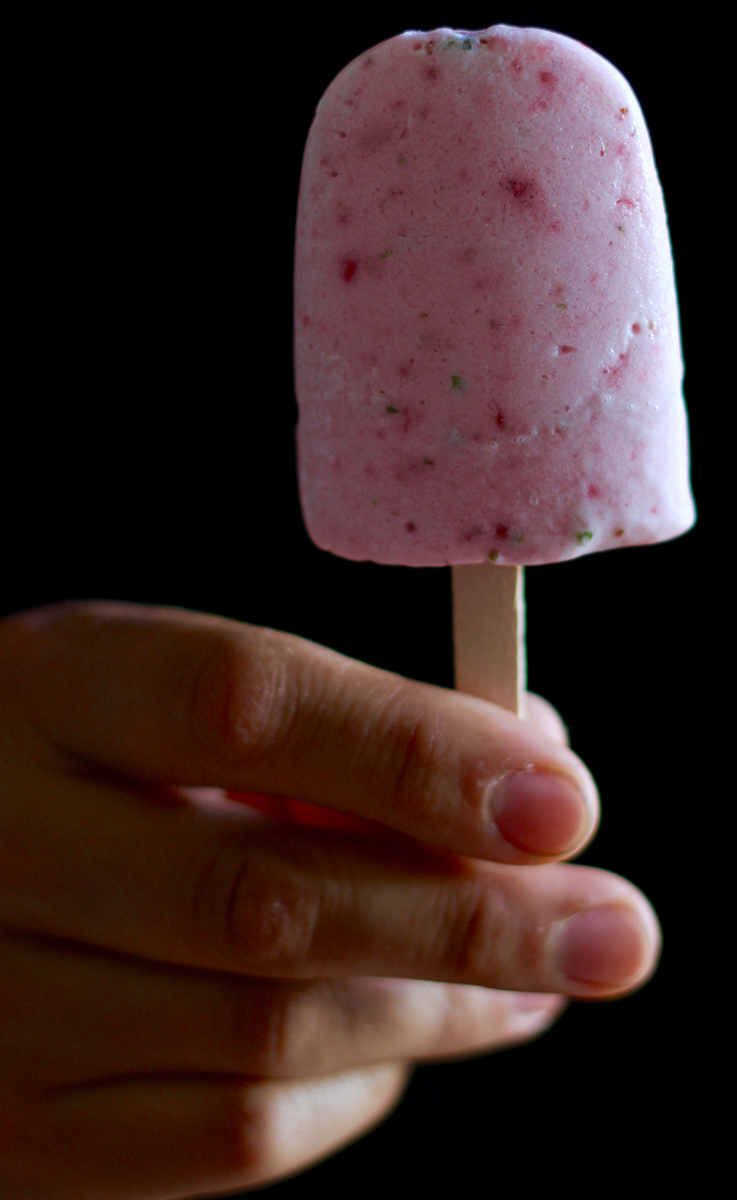 Strawberry popsicle preparation 2