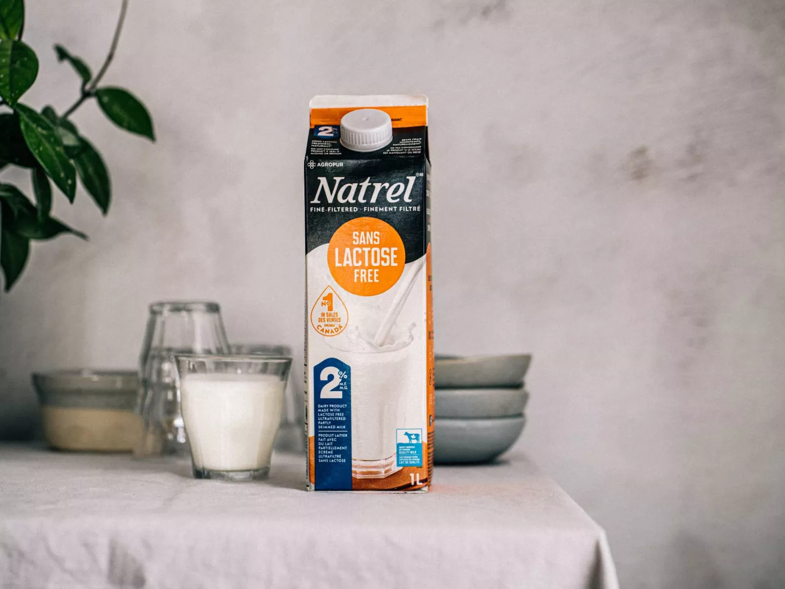 1L de lait sans lactose Natrel posé sur une table