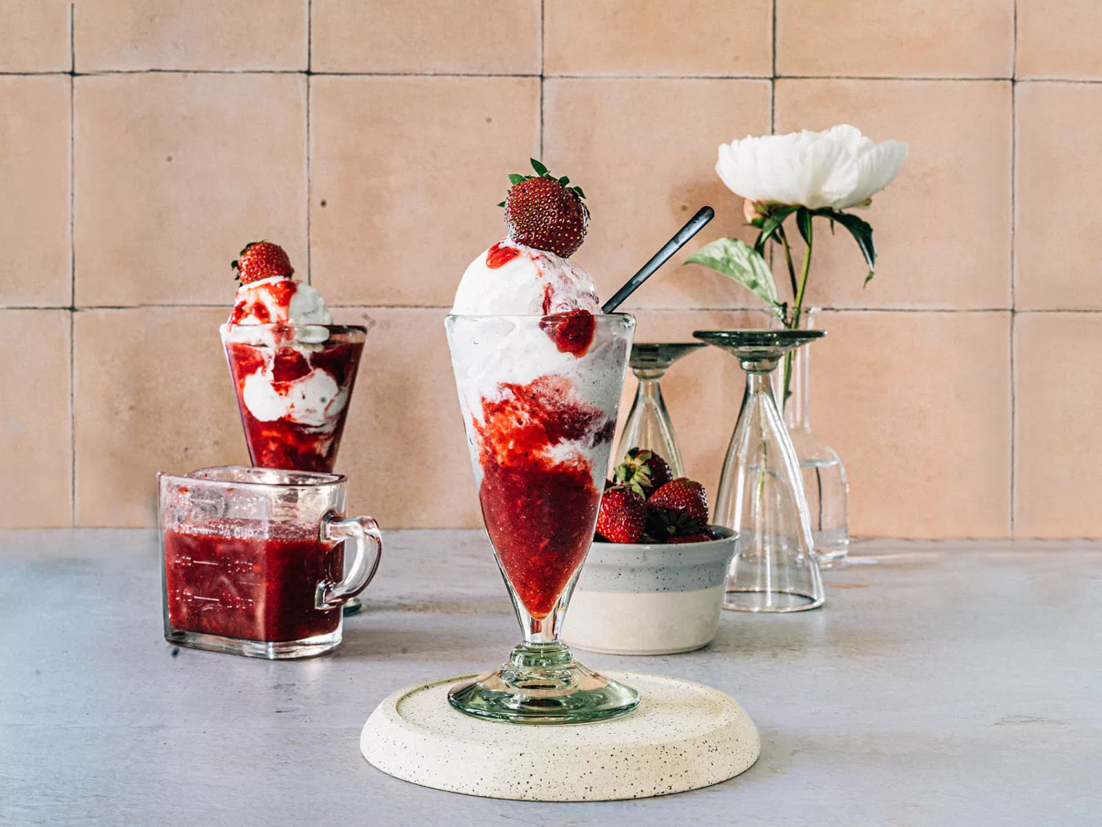 Sundae aux fraises avec de la crème glacée maison sans lactose 