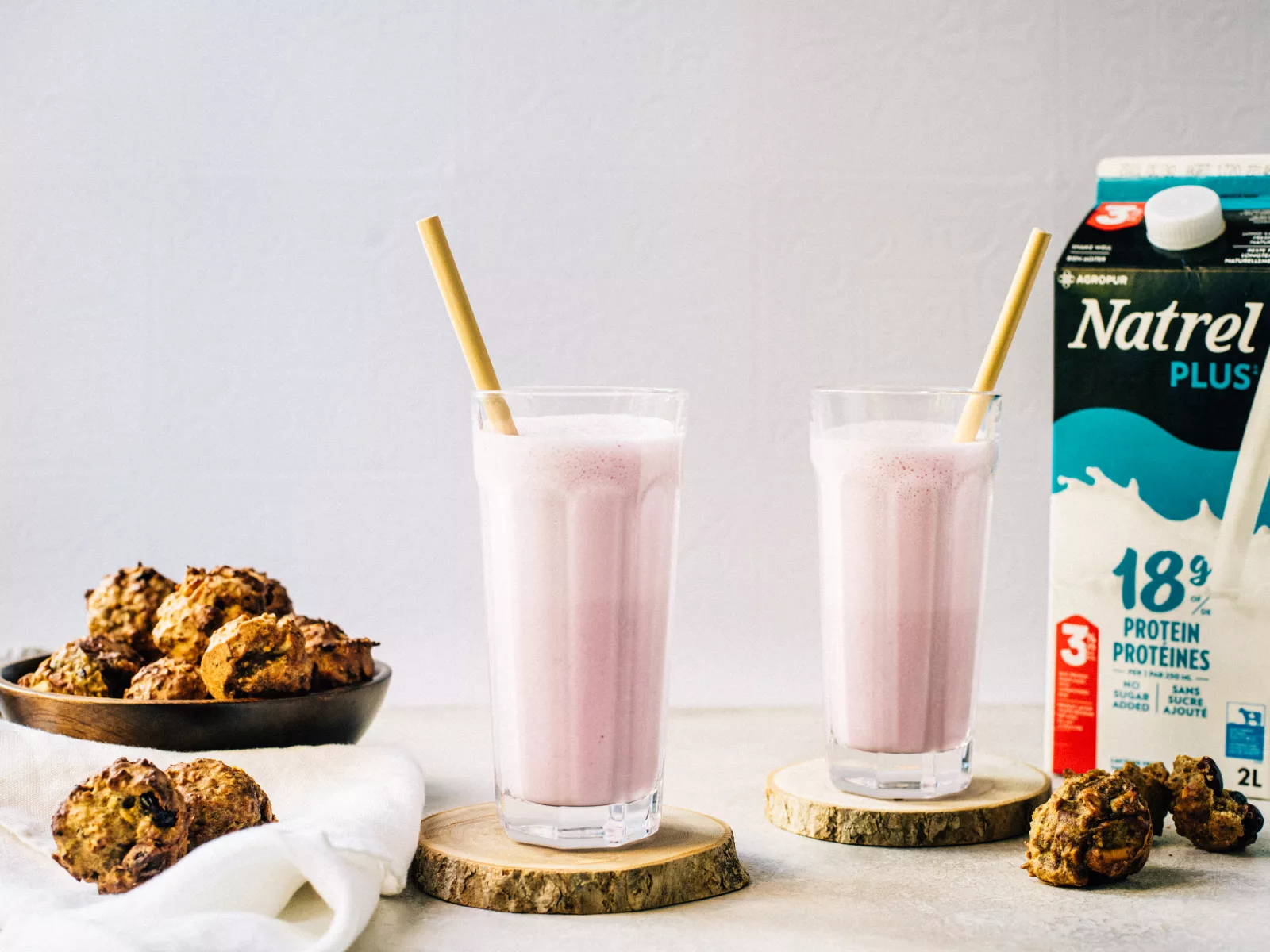 Protein milkshake with strawberries & muffin bites for dipping