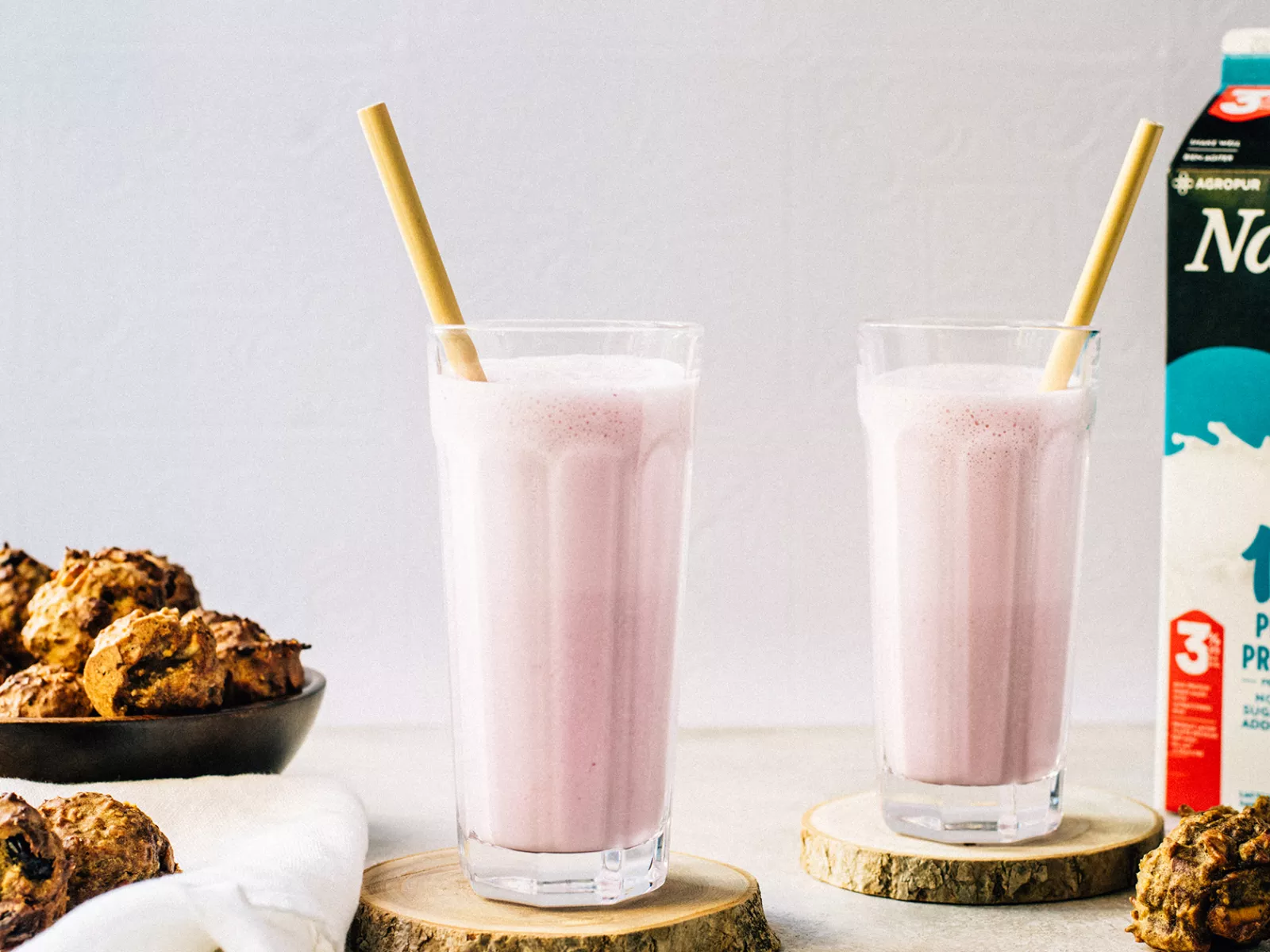 Milkshake protéiné (lait frappé) à la fraise et bouchées de muffins à tremper