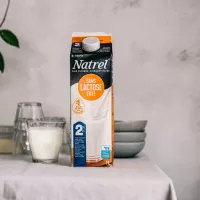 1L de lait sans lactose Natrel posé sur une table